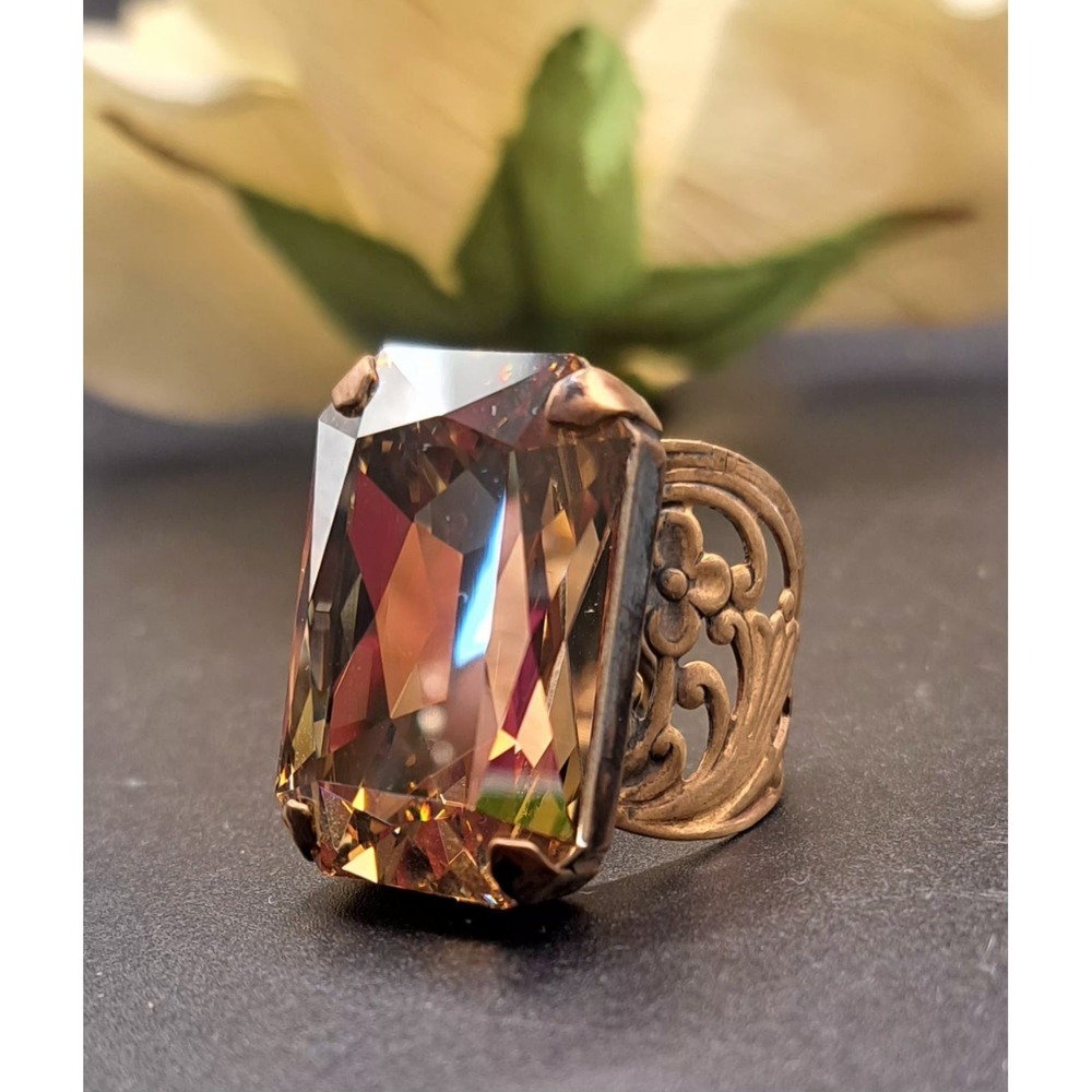 Vtg Sorrelli PEACH Crystal Antiqued Goldtone Adjustable Statement Cocktail Ring